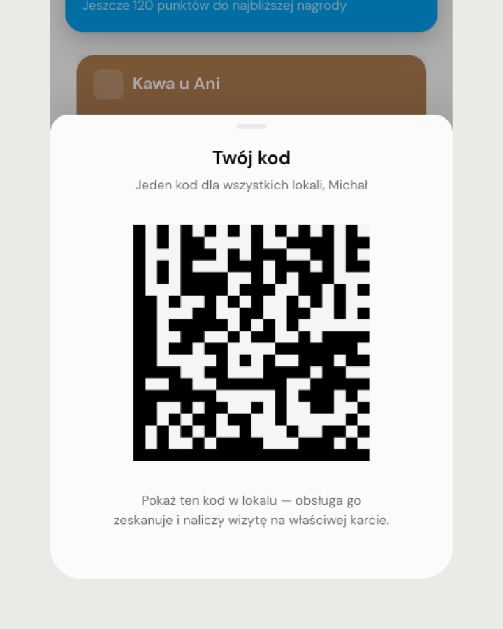 Skan kodu QR QARD przy ladzie lokalu